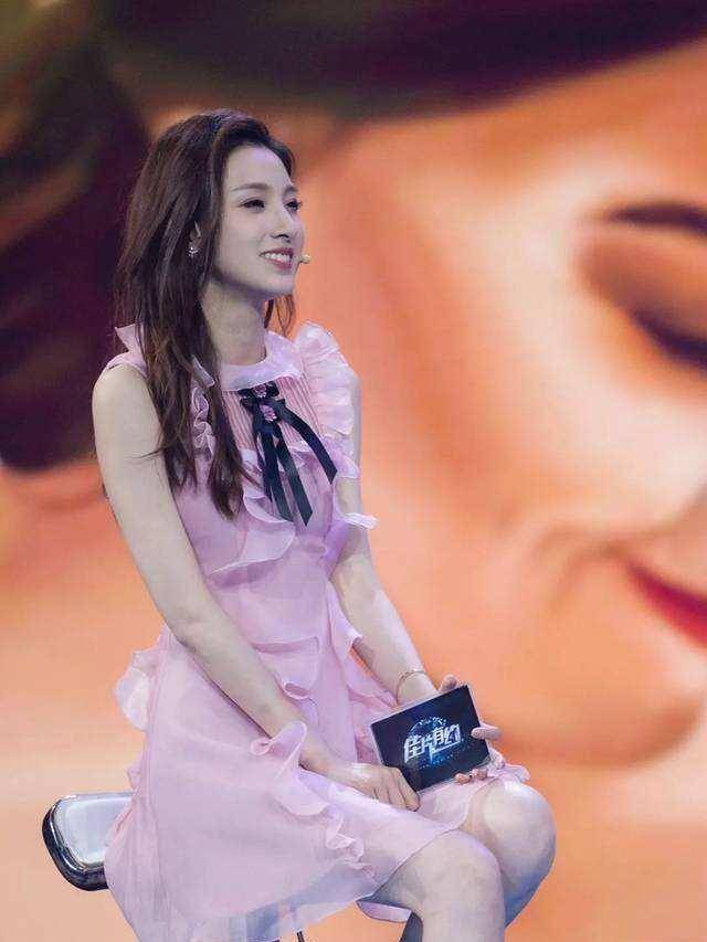 精致的五官,甜美的笑容,无不诉说着马凡舒的美.