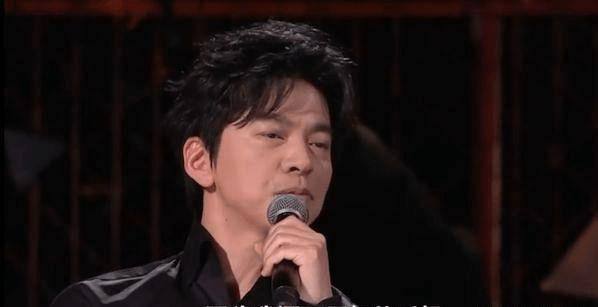 撒贝宁问:不用智能手机你怎么扫健康码?