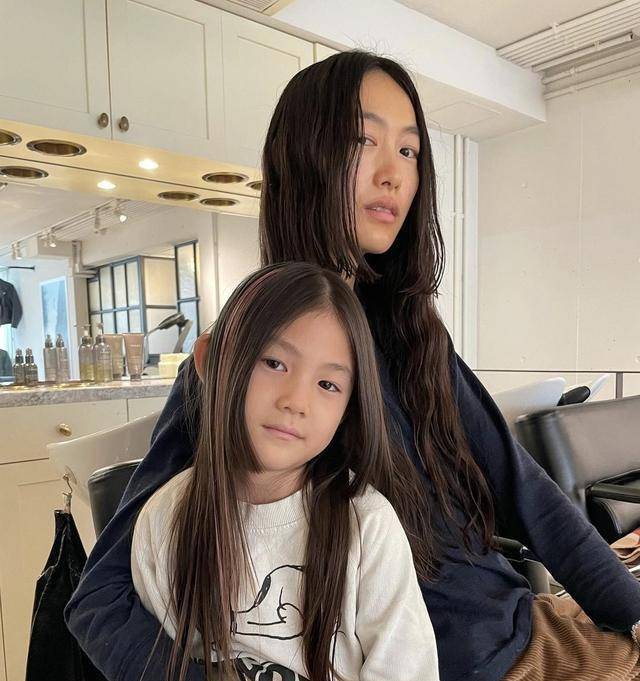 摄影师妻女晒合照,一家人幸福美满,退出娱乐圈依旧发展很好_秦舒培