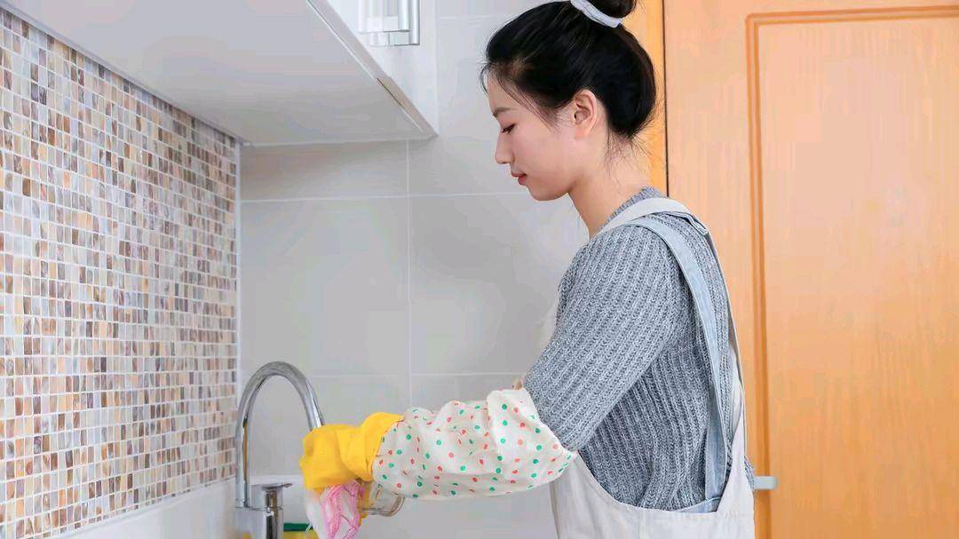 68岁大妈去儿子家养老,儿媳提出三个条件,大妈:想得