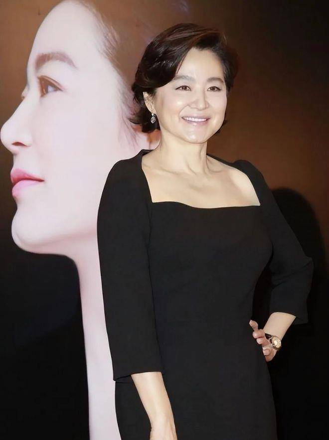 凸显肌肤之美搭配技巧:裸身材黑色连衣裙在之前的搭配中,林青霞特别