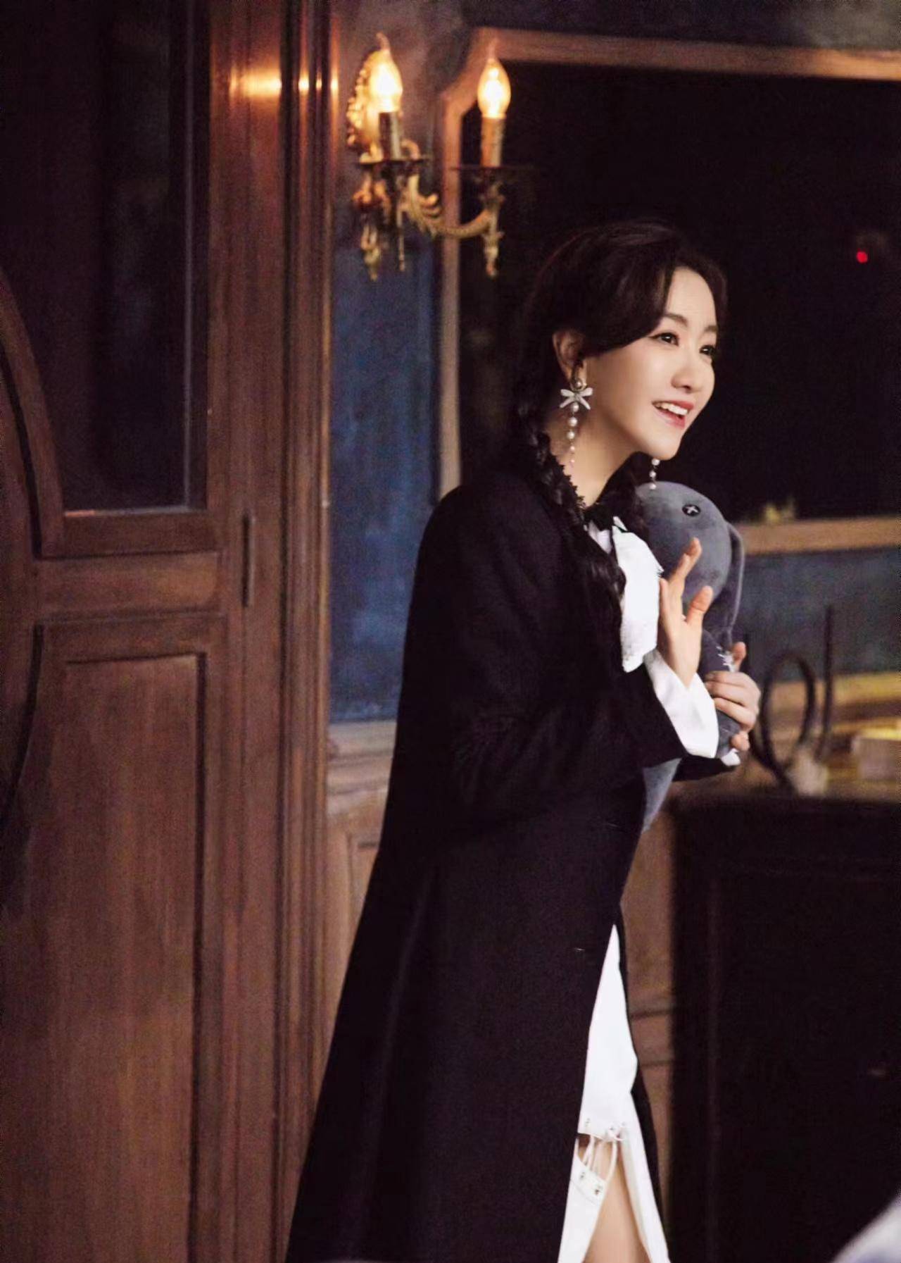 杨蓉《大侦探》新款双层裹身西装外套,优雅又减龄!_身材_新造型_辫子