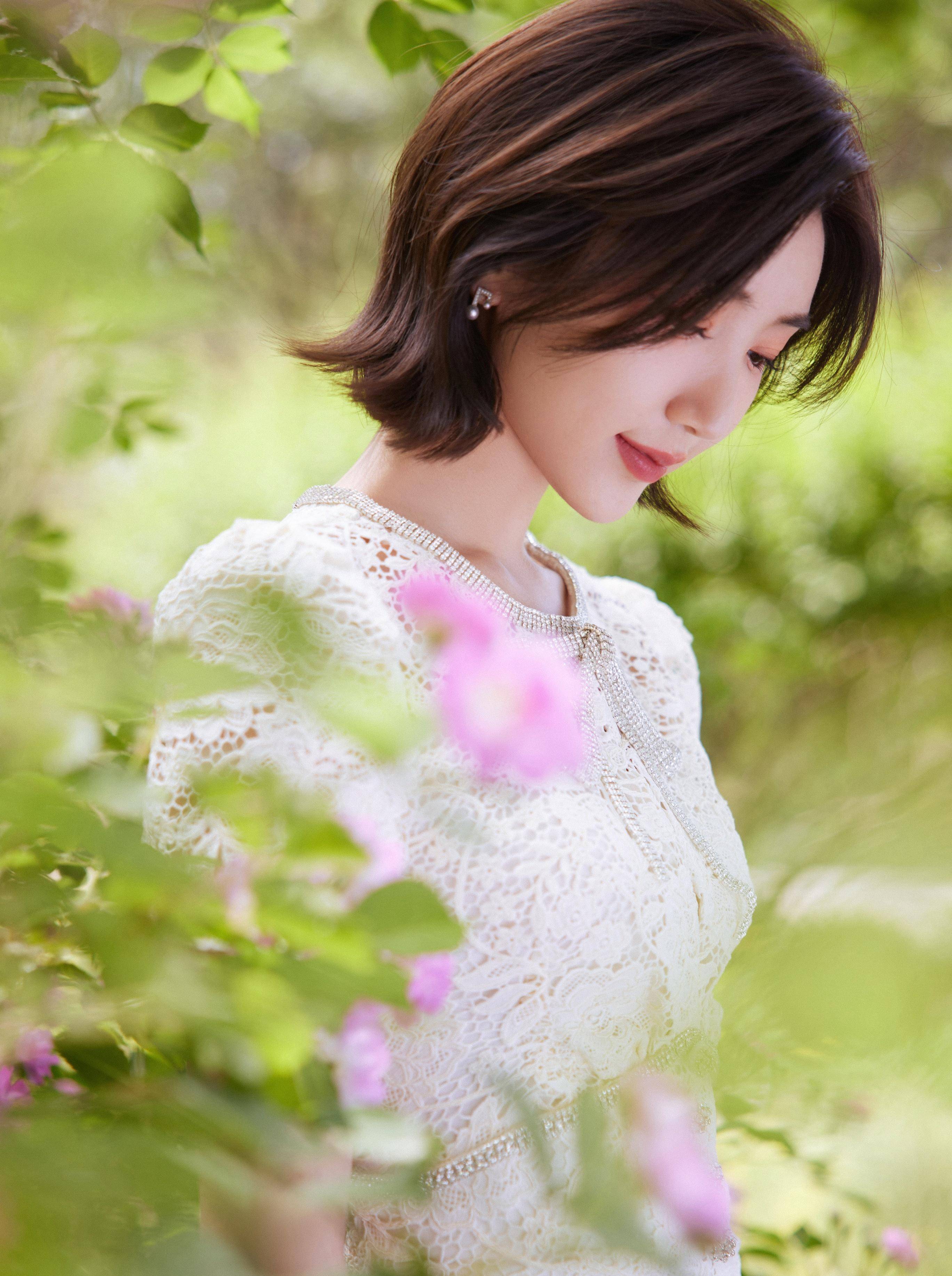 毛晓彤白色时尚镂空裙造型_短发_魅力_裙子