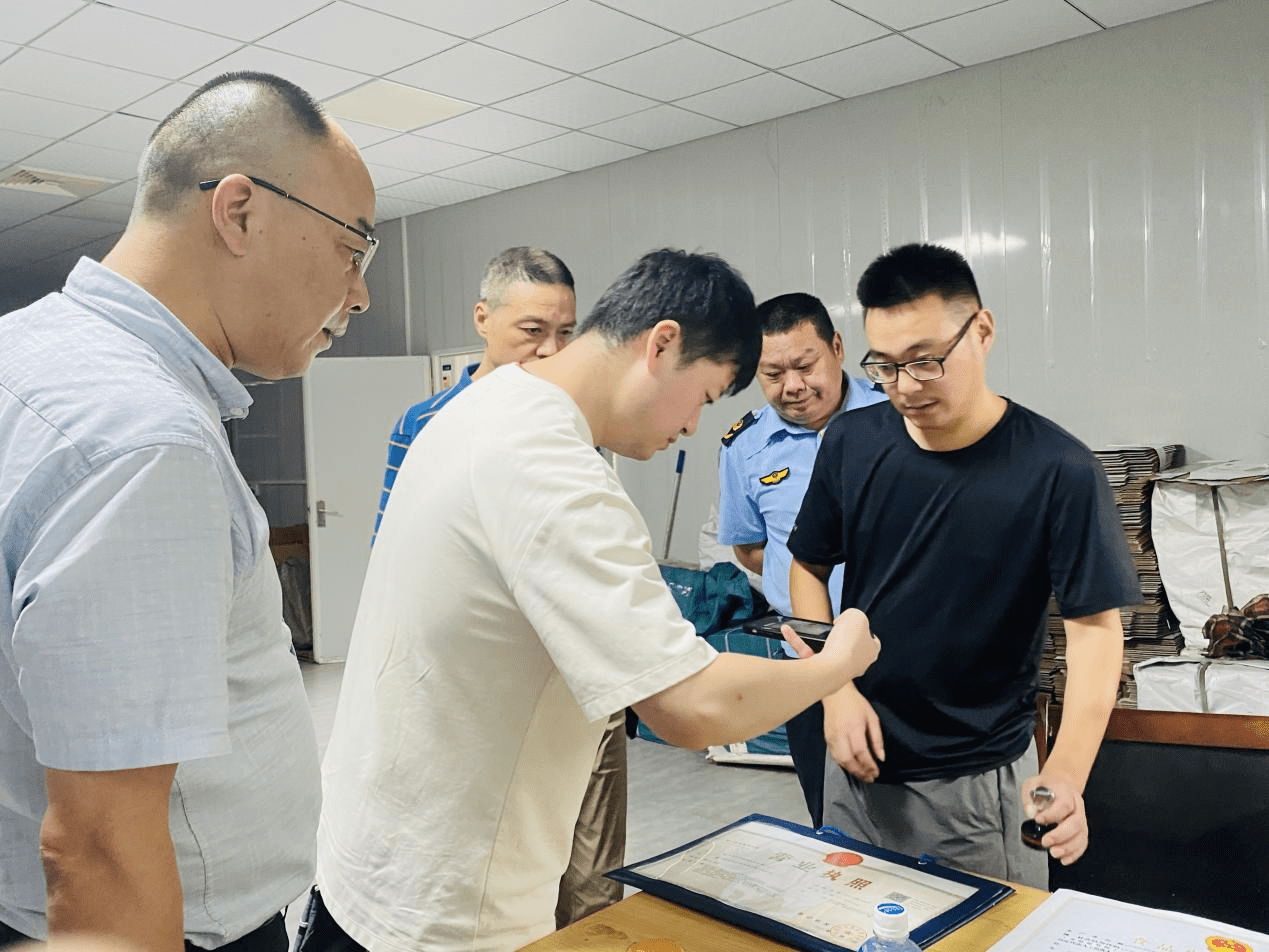咸宁市场监管局到赤壁开展网络电商及守重企业行政指导_发展_进行了