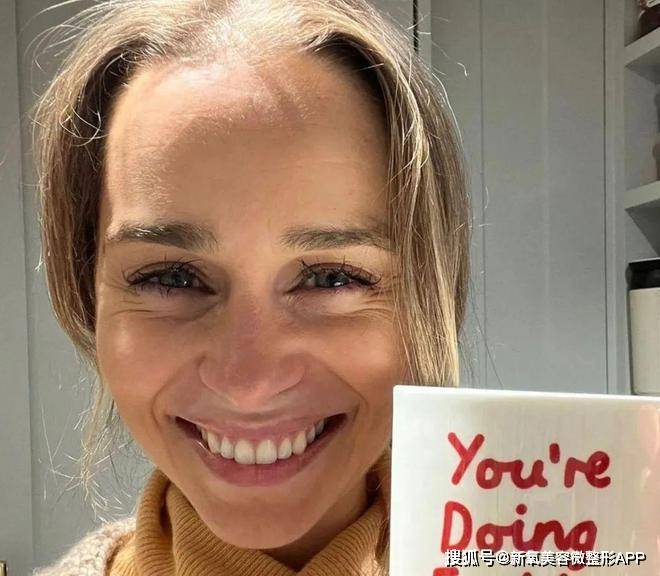 这种情况和唇周很多表情肌的发达与紧张有关.