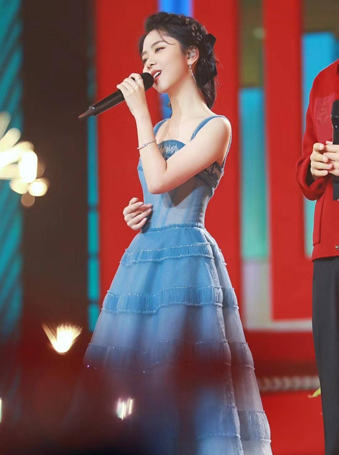 谭松韵北京卫视舞台造型出炉,身穿蓝色吊带裙,清新甜美!