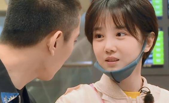 于小彤在厕所外面等女友20分钟,小声抱怨得知原因后,满脸无奈_陈小