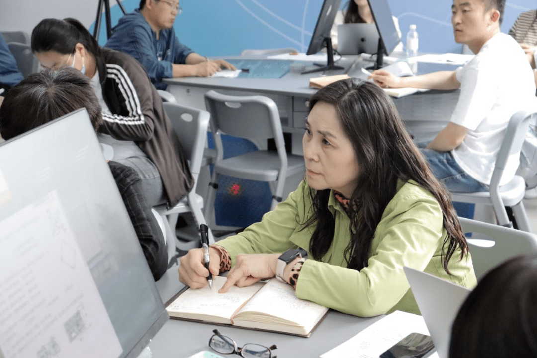 元宇宙大师实验室教育专家委员会主任宁立群聆听,记录课后老师们研讨