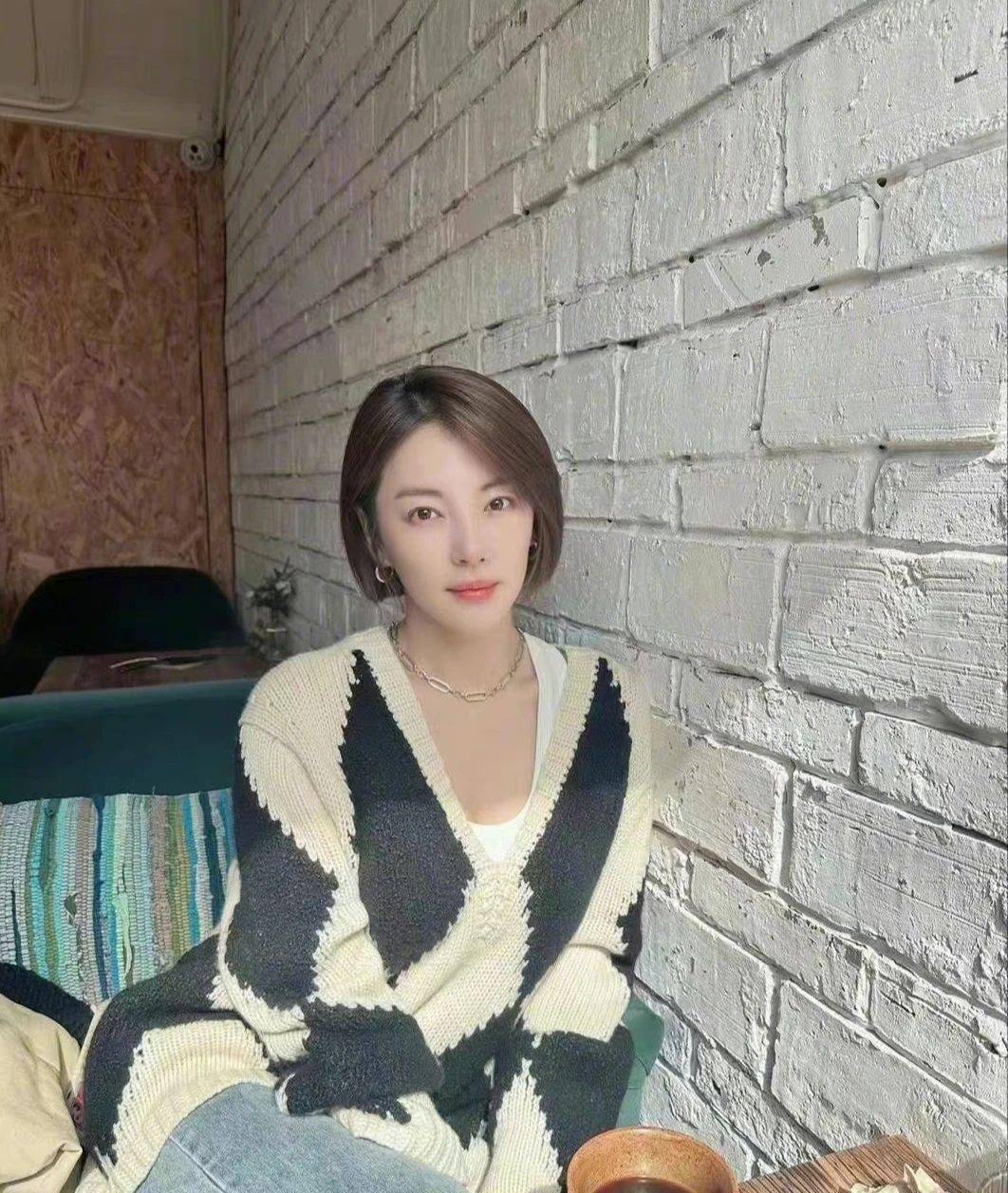 原图张雨绮接孩子放学,5岁儿子胖乎乎的,走路蹦蹦跳跳超可爱_感情