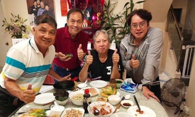 洪金宝儿媳晒全家福,自曝和丈夫四个月未见,豪宅窗外风景宜人_周家蔚