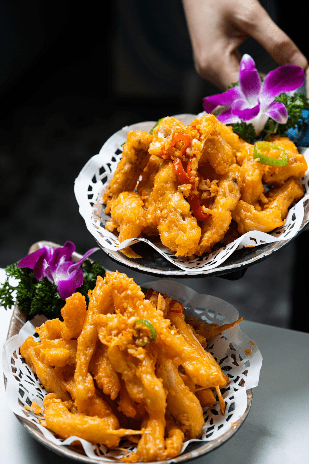 编辑编辑虽然都是油炸但口味口感大有不同,以鱼骨为签的鱼肉香脆可口