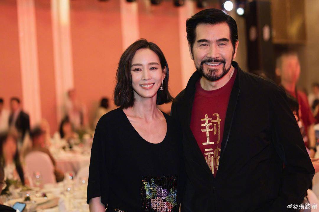 张钧甯晒照合影费翔,感叹「17年前前男友」一点都没变_白色巨塔_电视
