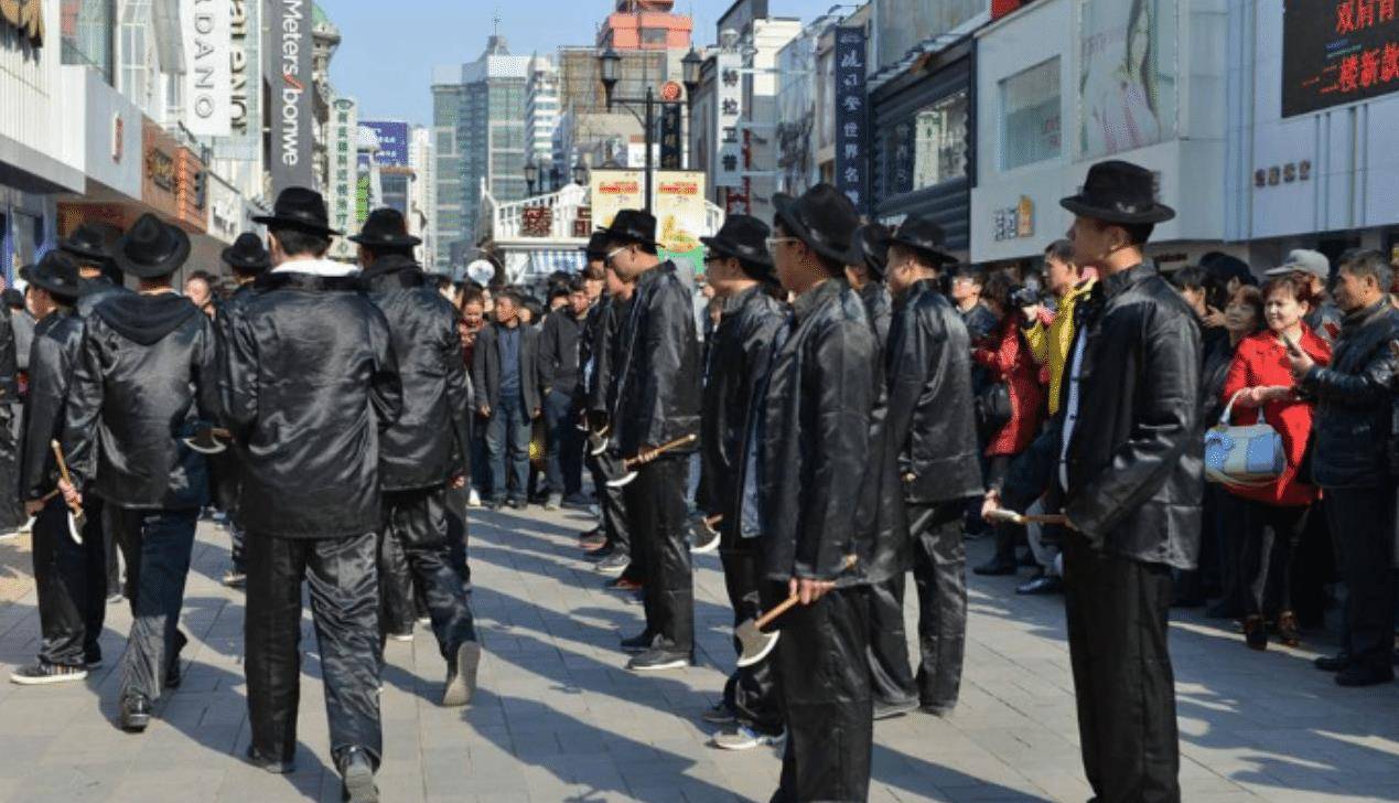 美国华人黑帮老大周国祥:被列出162项罪名,fbi派卧底抓获被判2900年