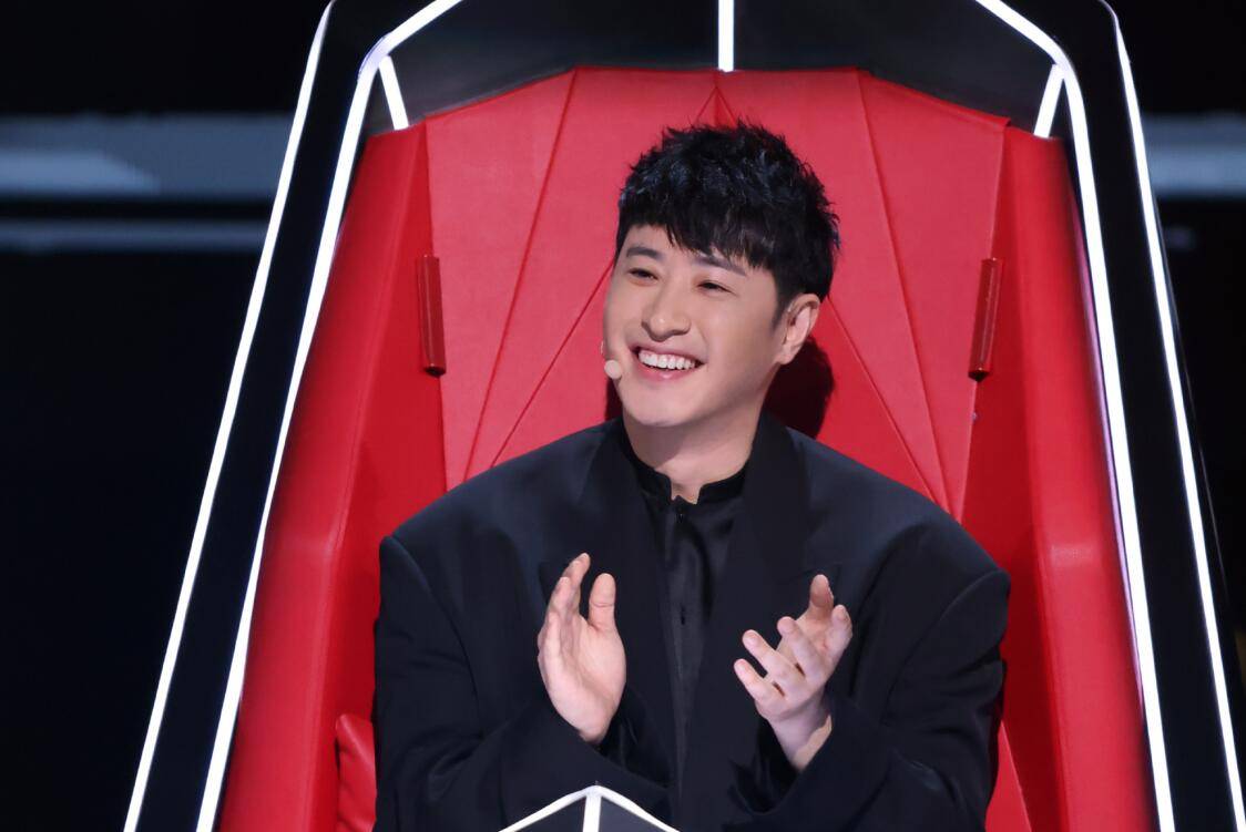 周华健唱了三位的《moonlight》 《忘记拥抱》 《像风一样》.