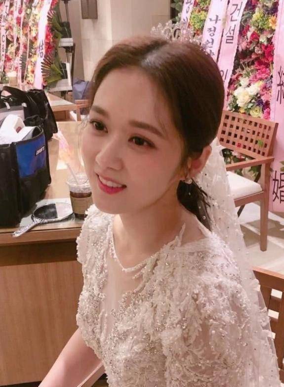 张娜拉穿上婚纱后美极了!