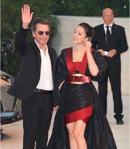 为巩俐倒水,前辈面前超级乖巧,网友:高圆圆没看错人_巩皇_发布会_娄烨