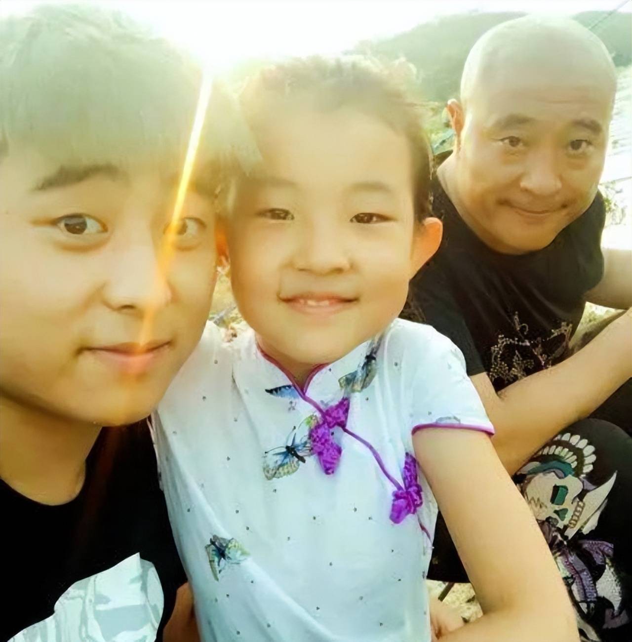 与发妻婚姻破裂之后,刘小光与小7岁同行搭档陈静日久生情,再婚后育有
