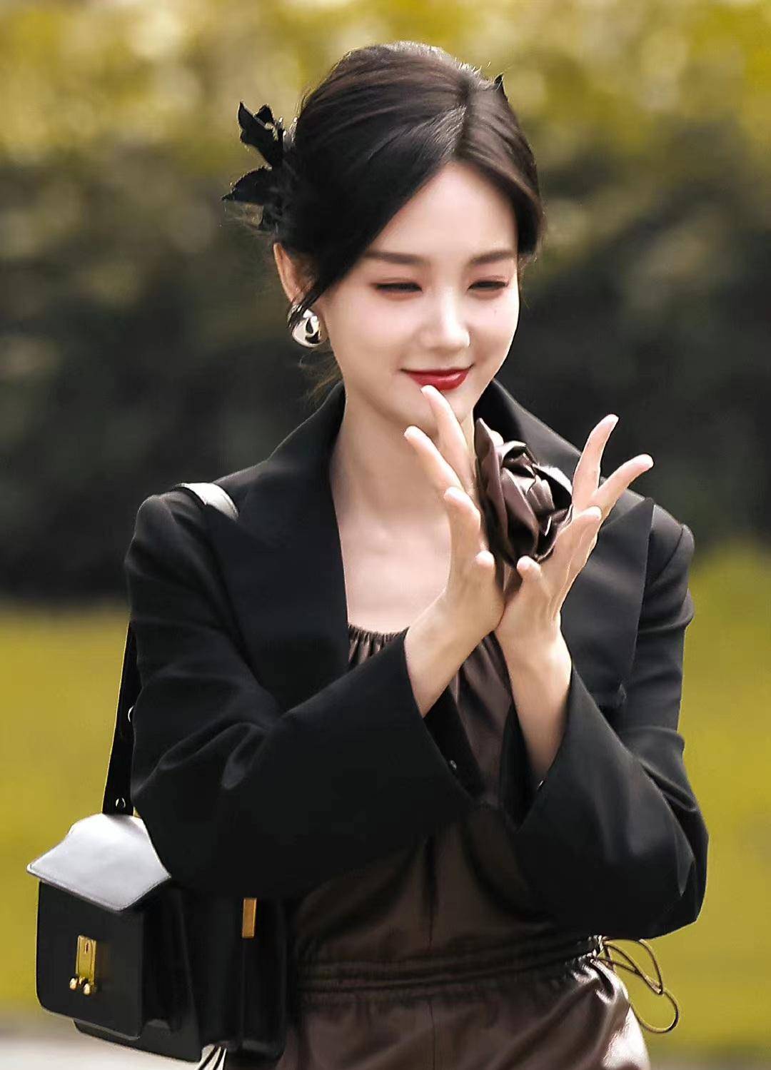 李一桐录制女子推理大使,一身黑衣搭配时尚优雅高品质