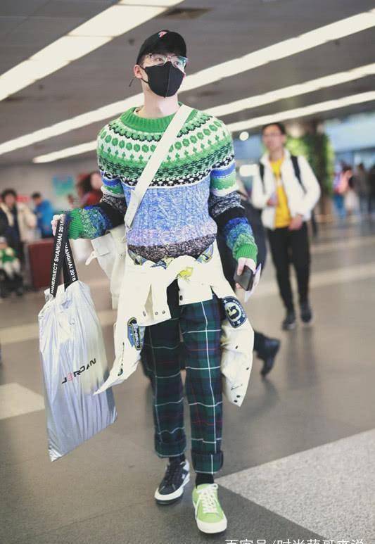 张铭恩会打扮,穿针织毛衣搭格纹裤,把衣服绑腰上更时尚了!