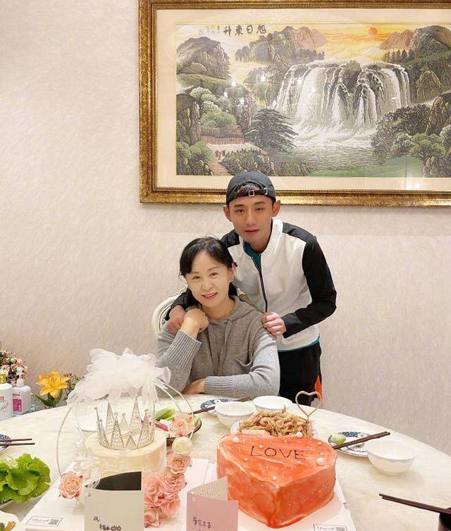 张继科晒全家福,妈妈皮肤白皙颜值高,父子俩顽皮比剪刀手_孩子_年纪