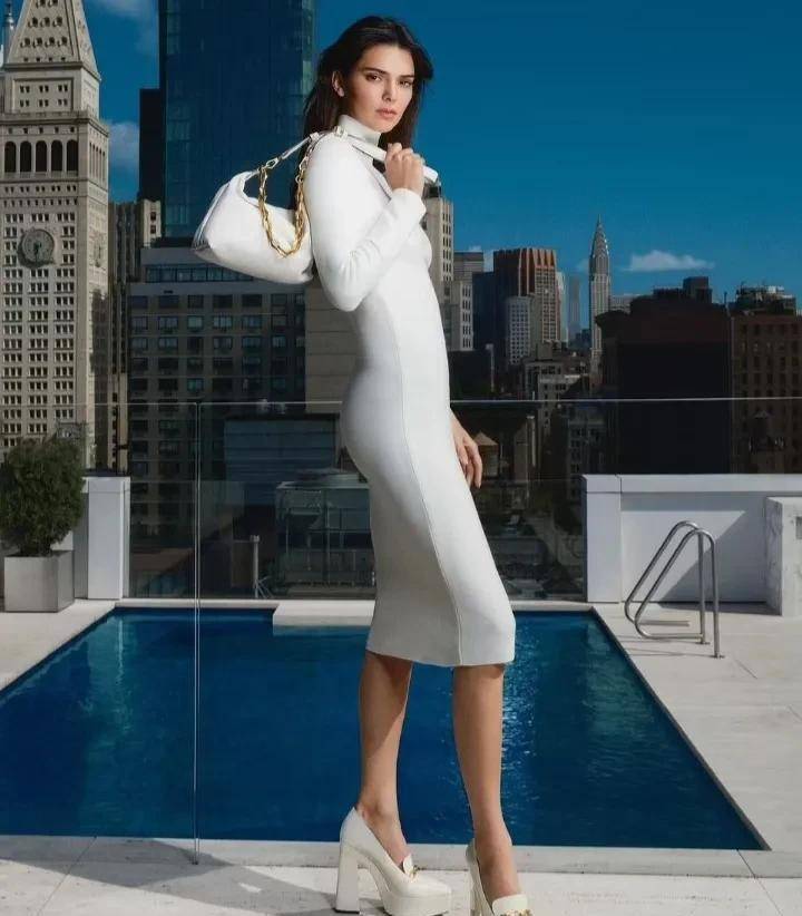 肯达尔·詹娜换六套服装拍摄时尚大片,时尚感十足_白色_穿着_连衣裙