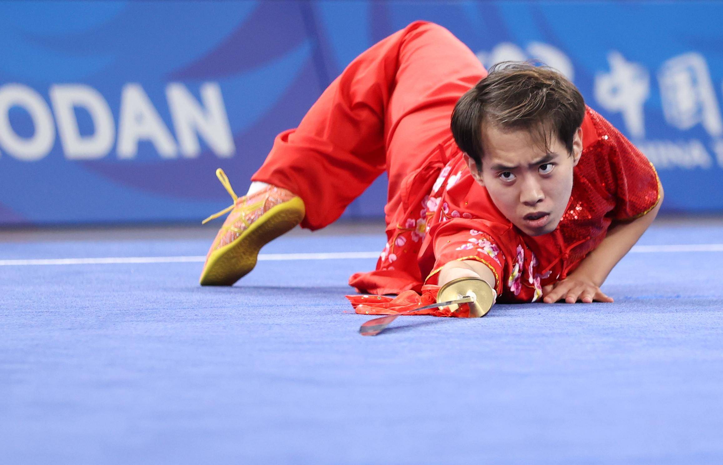 (成都大运会)武术-男子刀术:我们选手金哲典夺金_贾浩_新华社_比赛