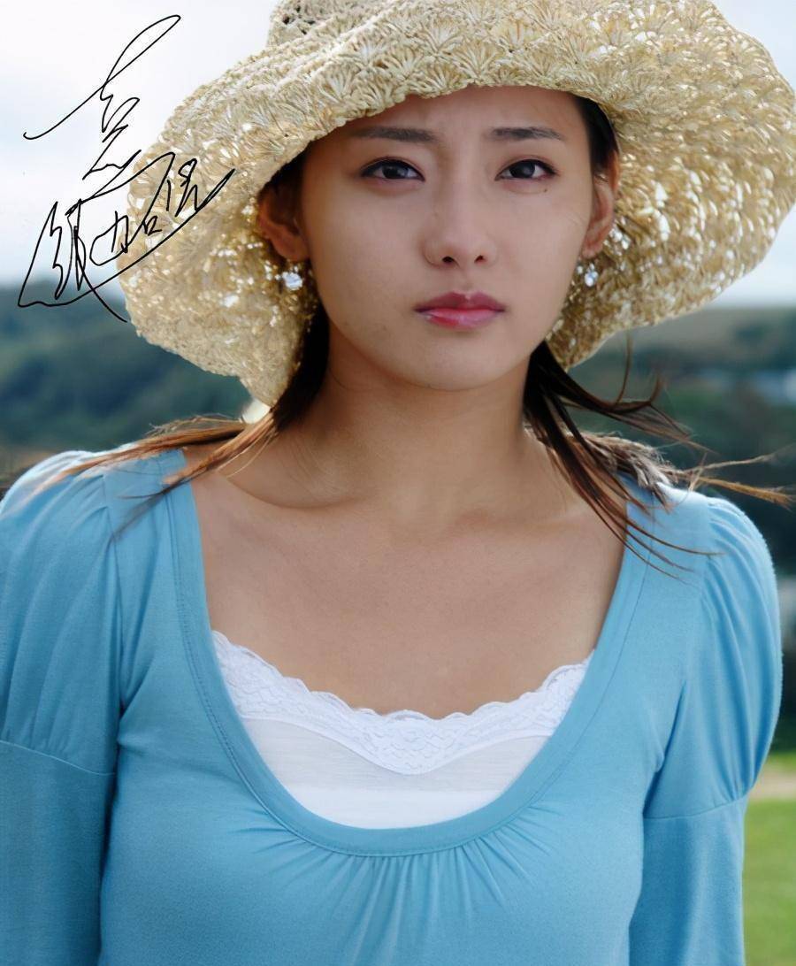 张嘉倪俩儿子近照曝光,遗传买超的好基因,一家四口比偶像剧还甜_黄蓉