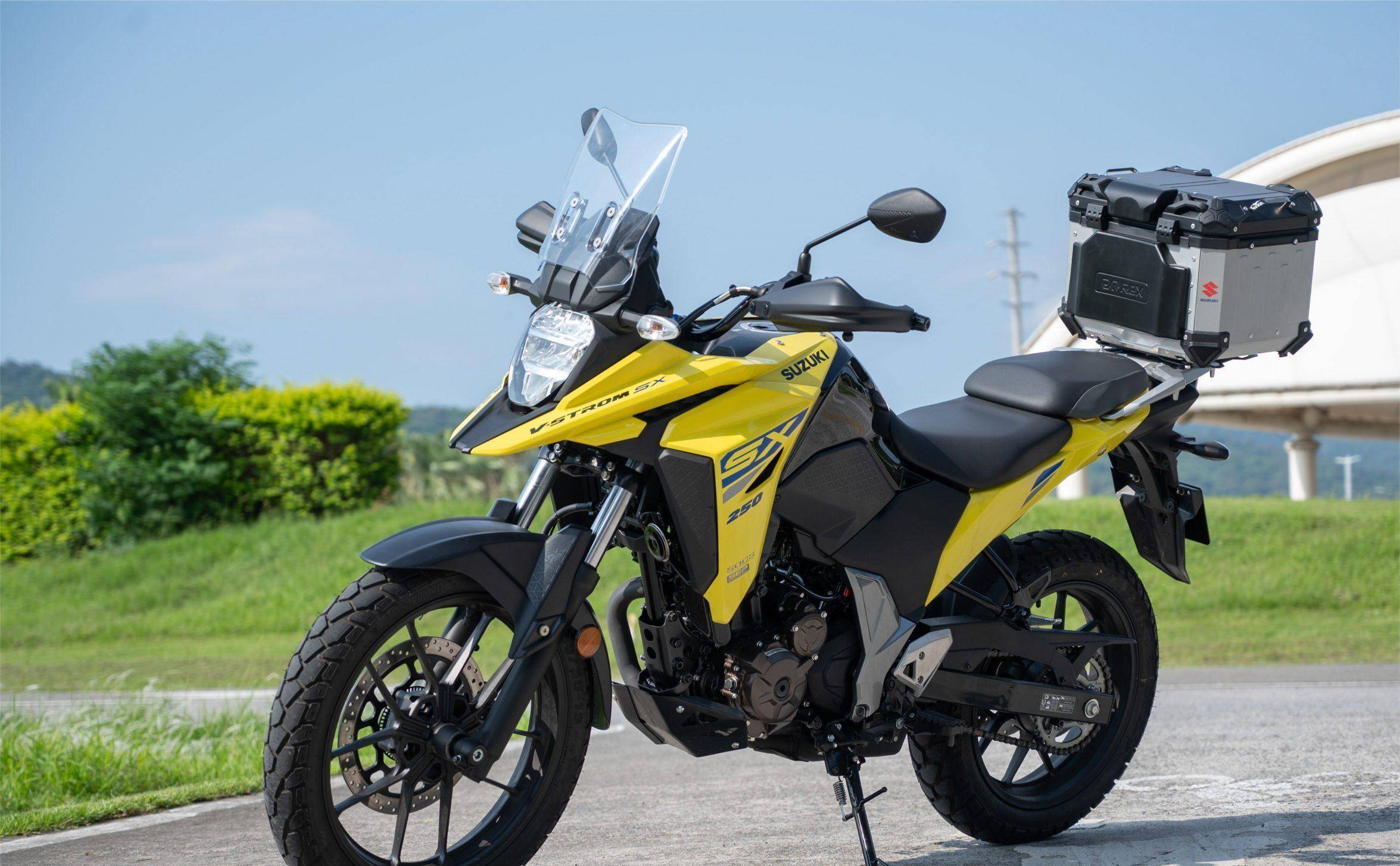 外观设计方面,v-strom 250 sx采用八边形led大灯,将远近灯设计垂直