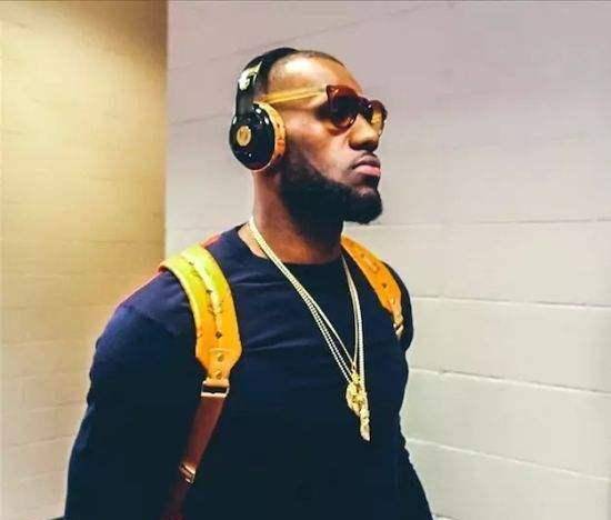 詹姆斯08年用代言换来的beats耳机的股份如今价值多少钱呢?