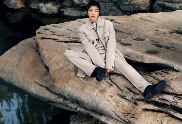 结语:歌手华晨宇已处于三十而立的年龄边缘,他像一些有个性的90后人士