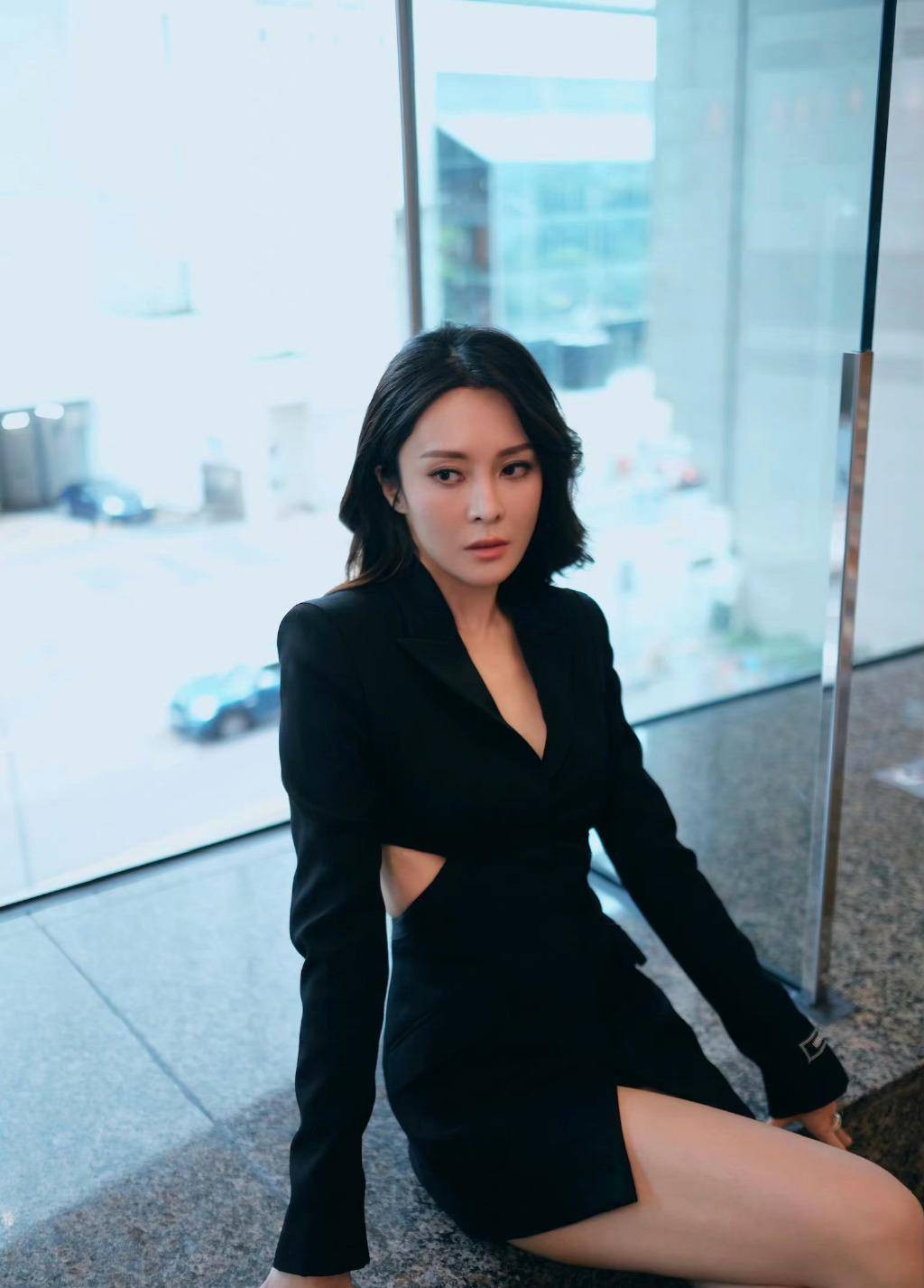 tvb女星张曦雯身穿黑色外套短裙出席活动,知性大方,迷人养眼_身材