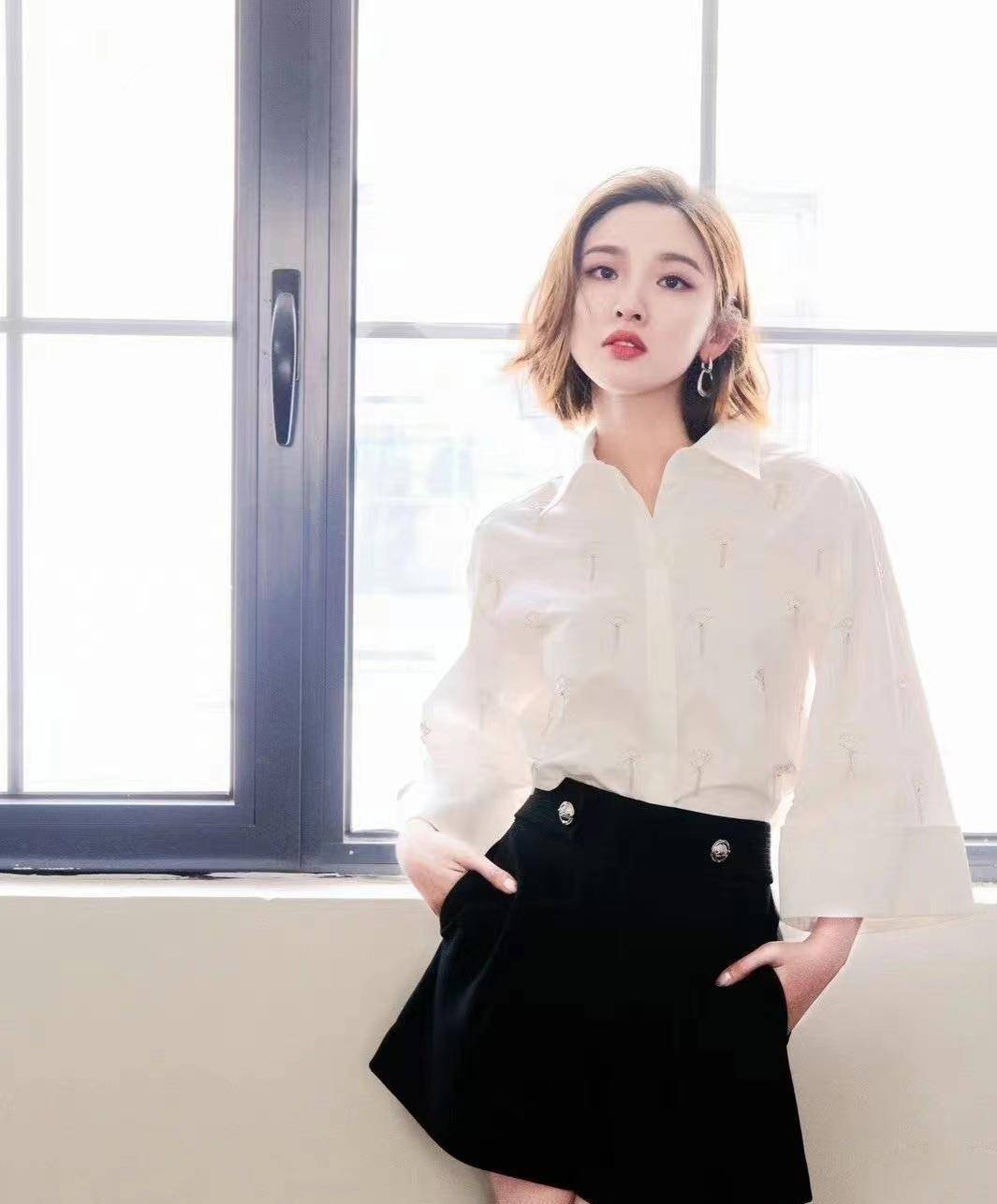 唐艺昕夏季穿搭,白色印花衬衫搭配黑色短裤,简约又酷_时尚_气息_经典