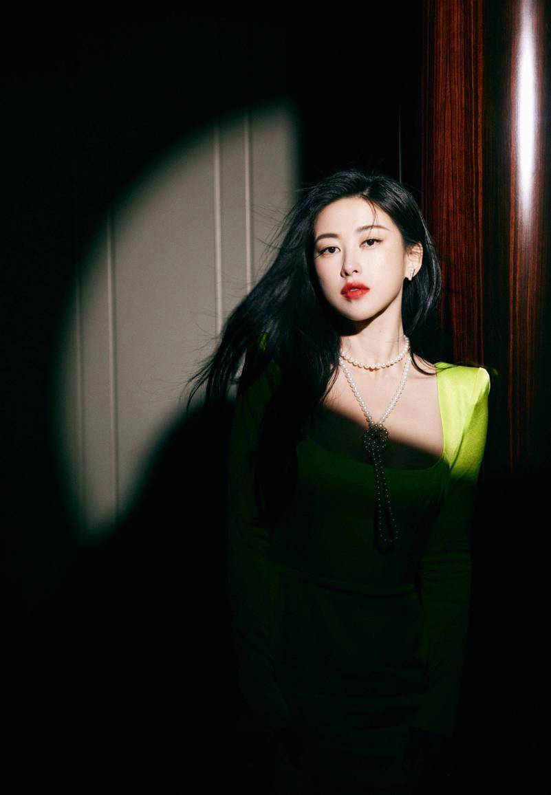 朱珠惊艳亮相!穿越时光的魅力,女神引发网友狂欢_观众_礼服_长发