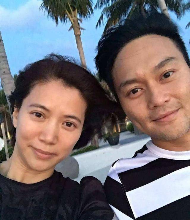 张智霖儿子魔童12岁了,气质清爽颜值爆表,一双大眼睛像足了妈妈