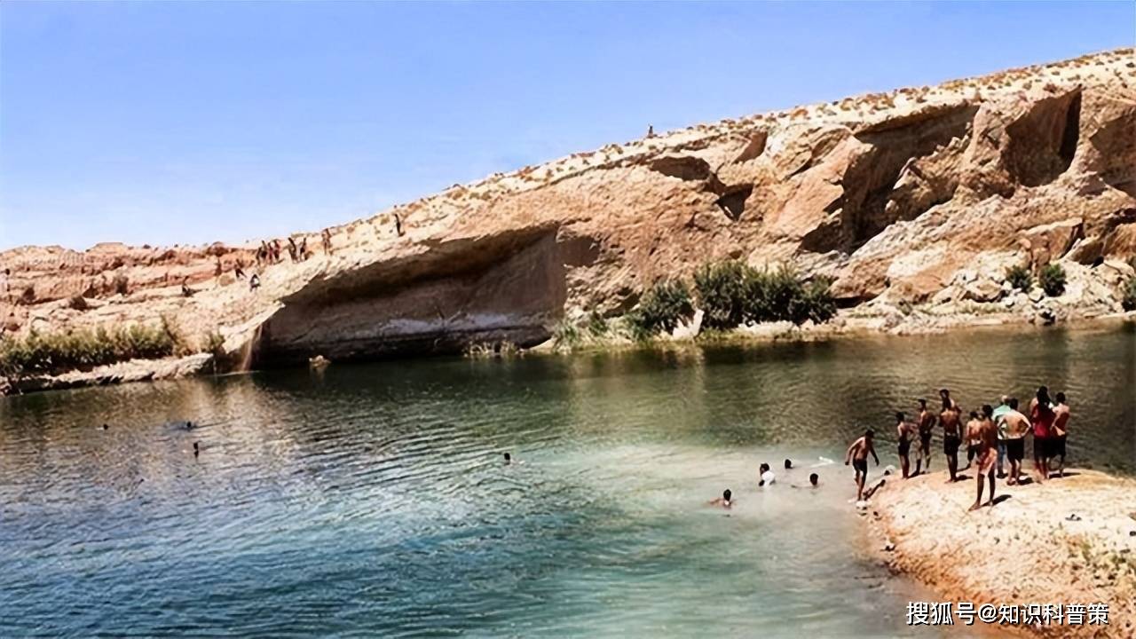 仅仅一夜之间,突尼斯就出现了一个神秘的湖泊.