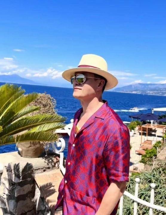 65岁的吕良伟近期动态活跃,他与自己的第三任太太梁小娟在社交平台上