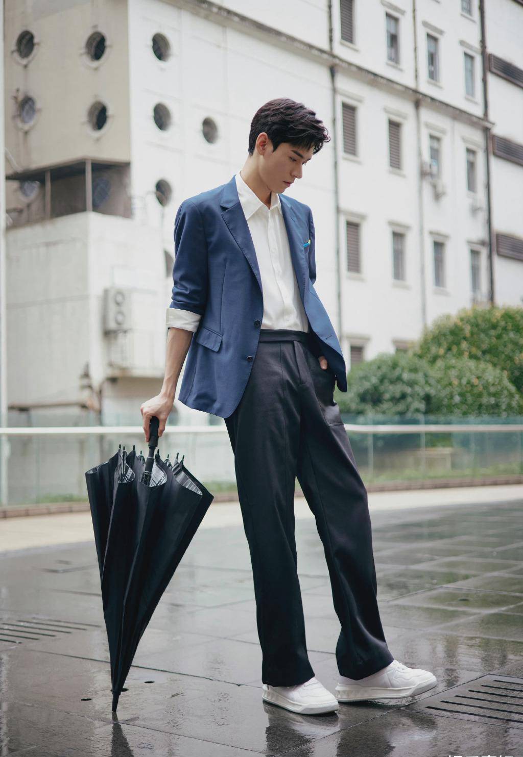 龚俊身穿蓝西装搭白衬衫,阔腿裤配小白鞋,简单又舒服的风格_活动_品牌
