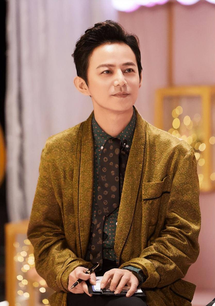 何炅撒贝宁一路保送,张新成被高校抢,他们少年时有何"背景"_时候_工作