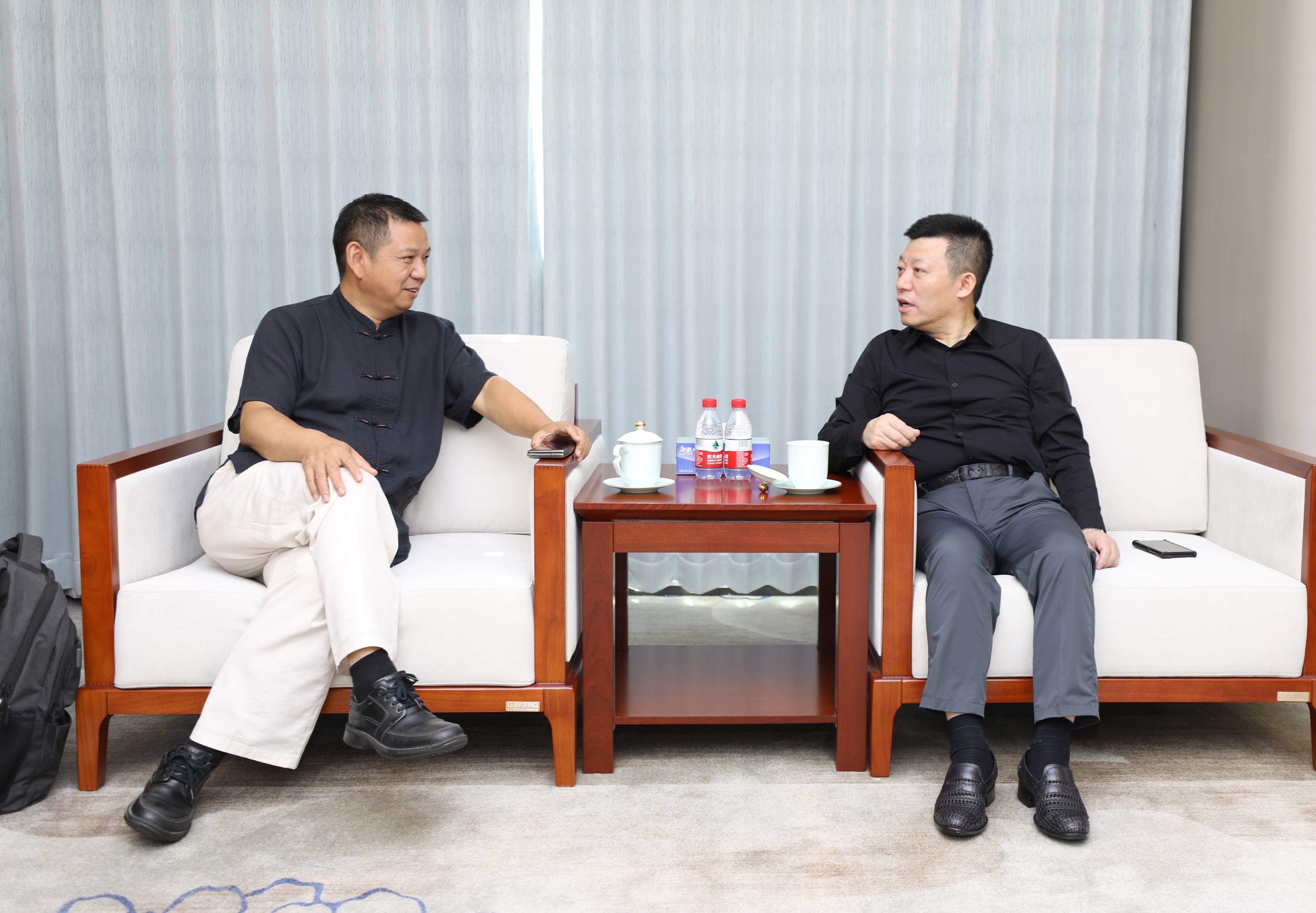 海纳集团董事长李海波,执行总裁肖吉成陪同座谈,双方就环保产业现状