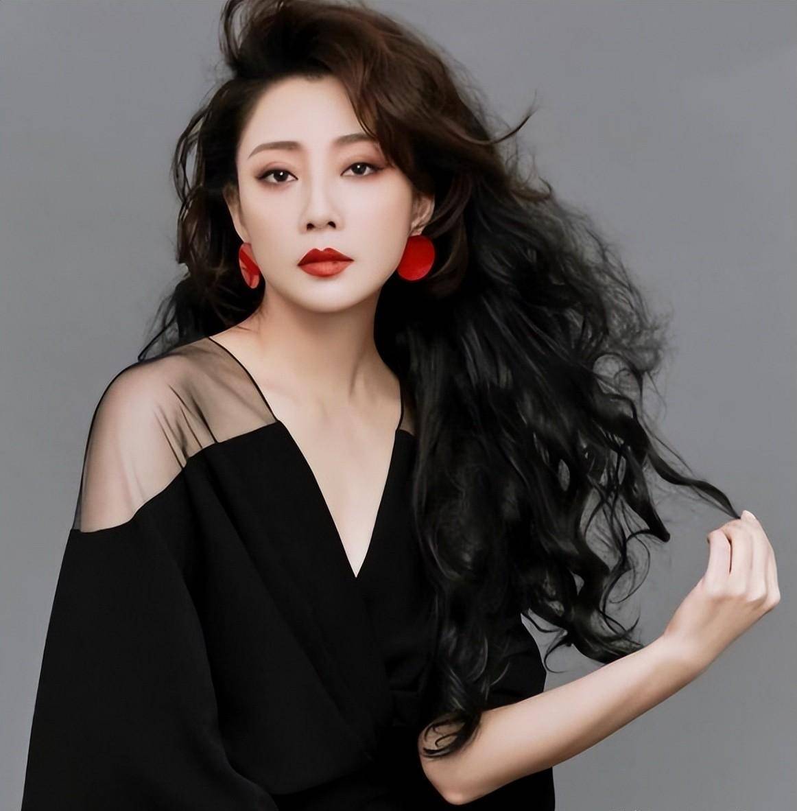 盘点:娱乐圈这6位不老女神的大明星,看看啥叫娱乐圈顶级身材_李小冉