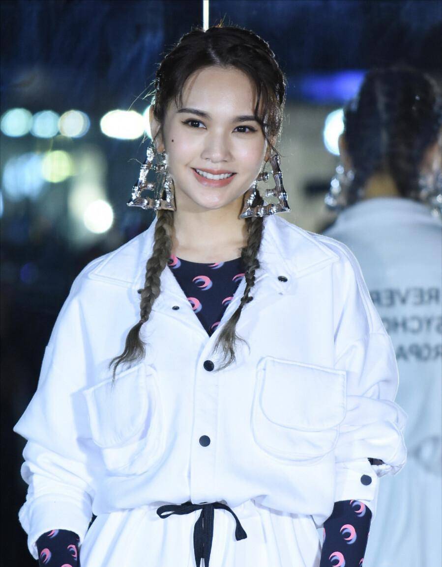 杨丞琳边唱边接住耳环,舞台经验丰富,临场反应能力非常强_姐姐_起风了
