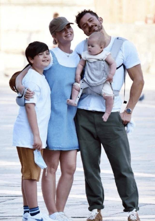 可儿11岁儿子久违现身,瘦了好多,继承父母的高颜值_弗林_男孩子_爸爸