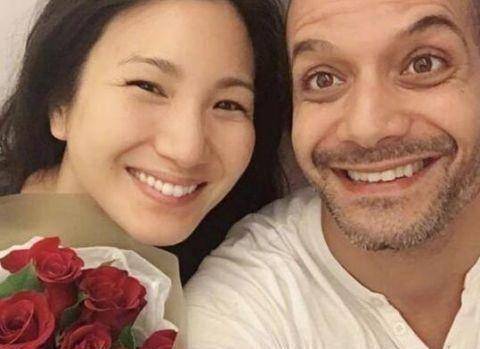 郑佩佩女儿大婚,穿深v婚纱和老公牵手亮相,现场热吻大秀婚戒!