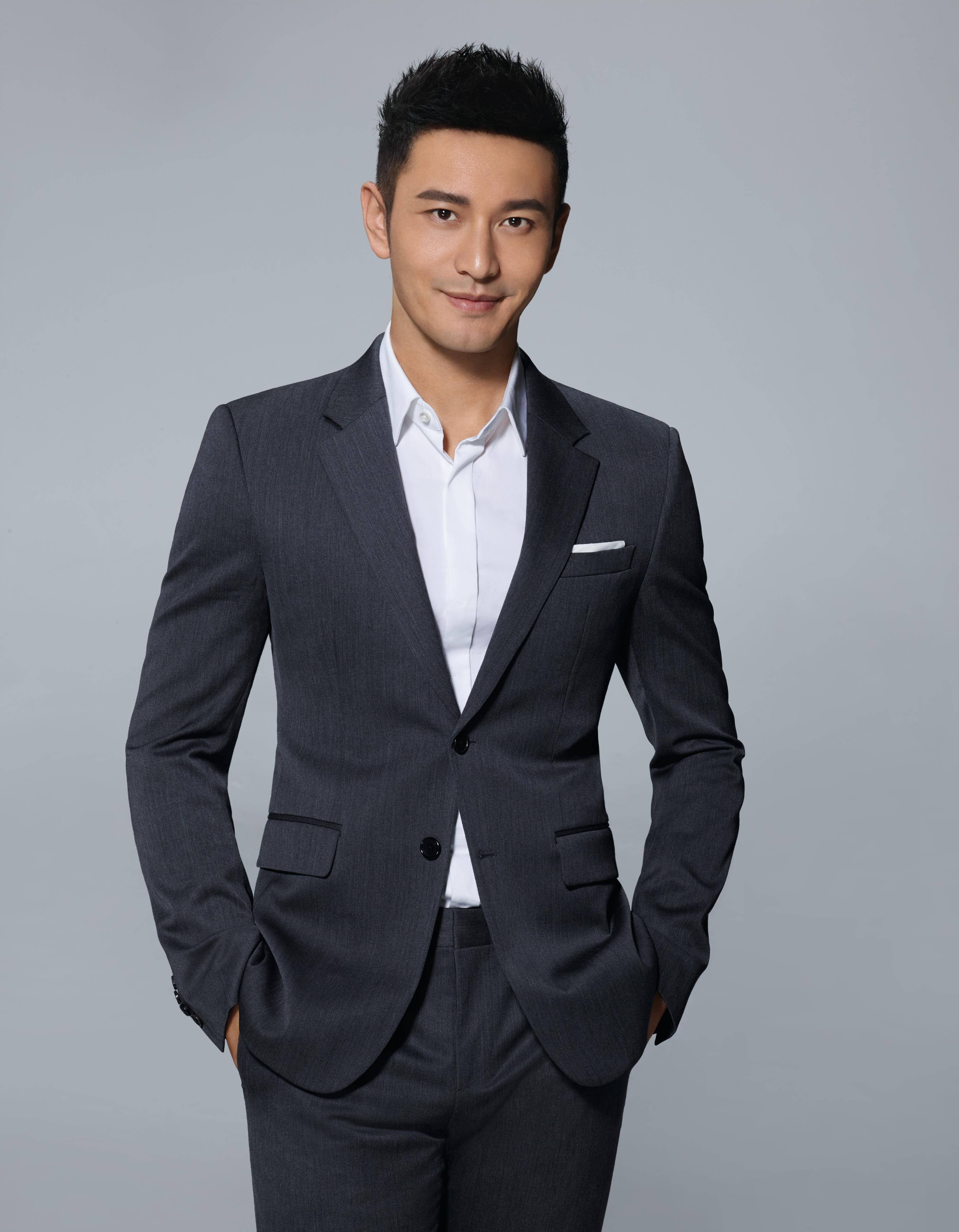 黄晓明角落吃饼被偷拍!狼吞虎咽不顾形象,暴瘦到手部青筋突出