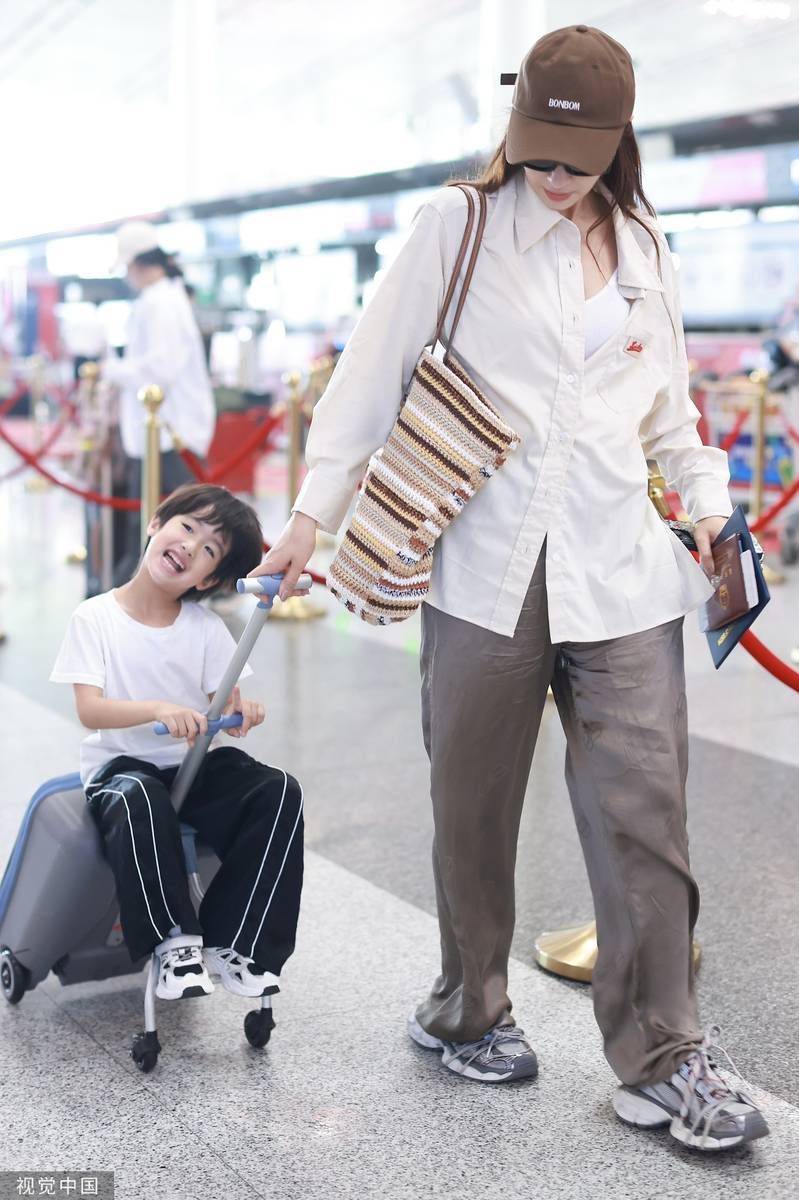 麦迪娜携爱子姜丹尼尔亮相机场,舒适时尚展现家庭幸福_儿子_偶像_天真
