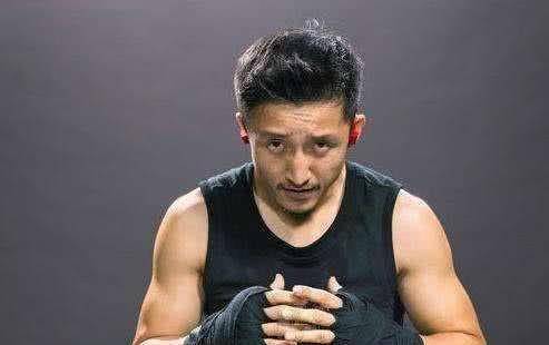 小编心中的男生就应该是邹市明这样的,穿上一件背心,两只手臂上的肌肉