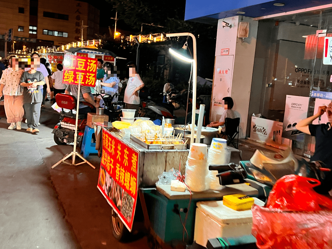 靖江夜市火爆的同时也引发争议._摊位_消费_商家