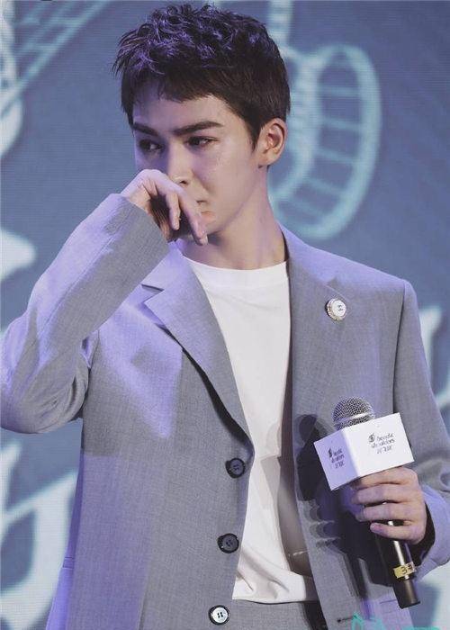 朱正廷直播被粉丝感动抹泪,嘟嘴小表情超级暖萌!_珍珠_活动_事情