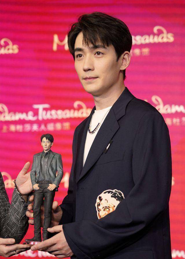 朱一龙为蜡像起名"朱二龙"内置心跳装置粉丝直接给摸到没电_龙的_心脏