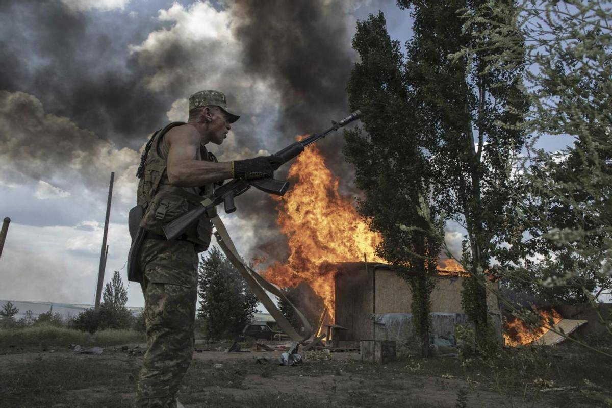 俄軍猛然發現,對面是北約正規軍_英國_戰爭_軍隊